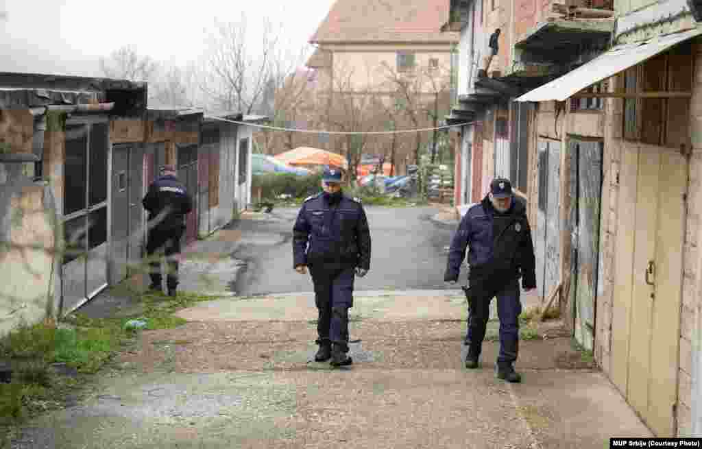 Svi vlasnici vikendica u naselju dobili su poziv da dođu i otvore svoje objekte, kako bi se izvršila pretraga tih objekata i otklonila svaka sumnja.