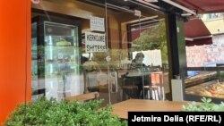 Kërkesë për punëtorë e vendosur në vitrinën e një dyqani ushqimor në Shqipëri - Fotografi ilustruese. 