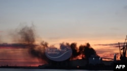 На этом иллюстратвном фото, опубликованном в телеграм-канале «Крымский ветер» 26 декабря 2023 года, виден дым, поднимающийся над Феодосией в контролируемом Россией Крыму