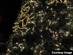 გადაკეთებული ნაძვის ხე მინიმალისტურია, არ არის გადატვირთული სათამაშოებით.