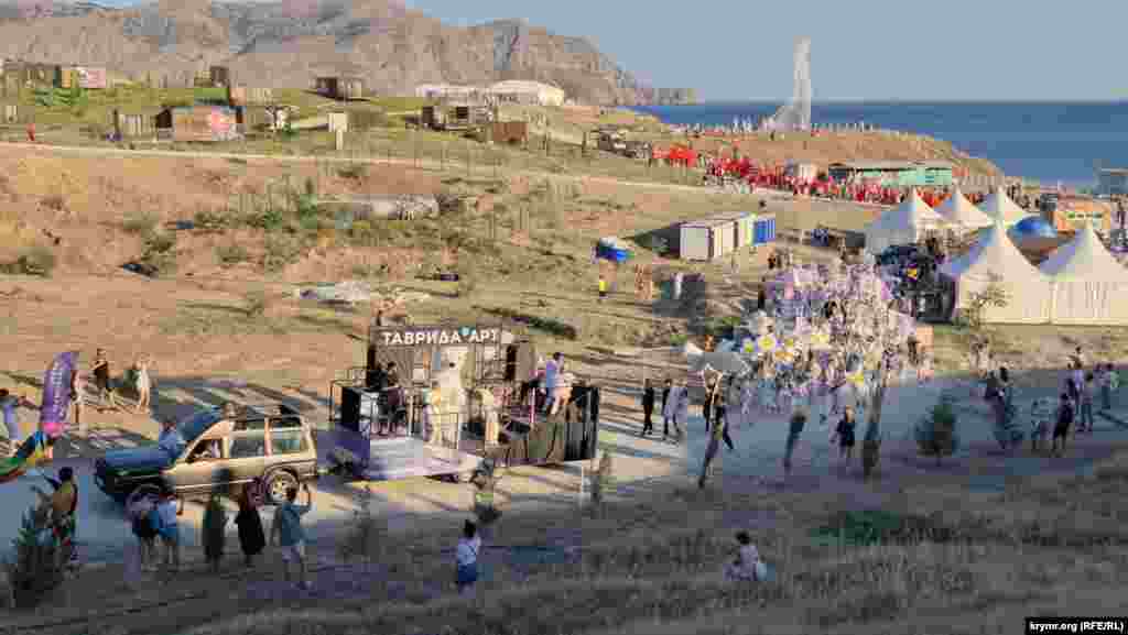 В рамках фестиваля провели костюмированное арт-шествие из трех колонн в цветах российского флага