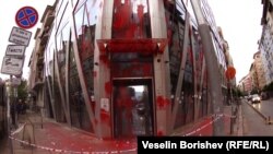 Демонстранти от "Похода на мира" хвърлиха червена боя по сградата на представителствата на Европейската комисия и Европейския парламент в София, 21 май 2023 г.