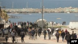 Palestinci preuzimaju vreće i pakete s humanitarnom pomoći, grad Gaza, 6. marta 2024.