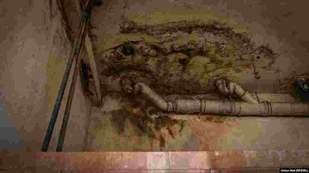 Kështu është gjendja e gypave në gjimnazin&nbsp;&ldquo;Dr. Shaban Hashani&rdquo; në Ferizaj.&nbsp;