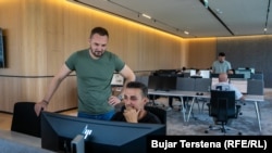 Fikret Murati, duke u konsultuar me një punëtor të kompanisë Speeex.