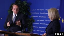 Oliver Varhelyi, komesar EU za susjedstvo i proširenje, s predsjedavajućom Vijeća ministara BiH Borjanom Krišto u Sarajevu, 17. maja 2023.