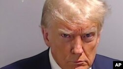 დონალდ ტრამპისთვის ფულტონის ოლქის ციხეში 2023 წლის 24 აგვისტოს გადაღებული ფოტო