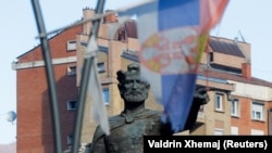 Një flamur i Serbisë në një shtyllë pranë shtatores së Car Llazarit në Mitrovicën e Veriut. Fotografi nga arkivi.