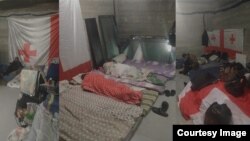 Ucrainenii deportați de Rusia și reținuți la granița cu Georgia sunt nevoiți să doarmă pe jos. Potrivit unui interlocutor, în locul în care stau sunt doar 19 paturi pentru 50 de persoane.