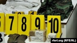 Armë dhe pajisje të tjera ushtarake që ishin gjetur gjatë një aksioni në veri të Kosovë gjatë vitit 2024. 