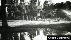 Кадър от сайта на Стара София на Княжеската градина. Годината е неизвестна. На снимката се виждат птици от зоопарка, който някога е бил разположен в градината.