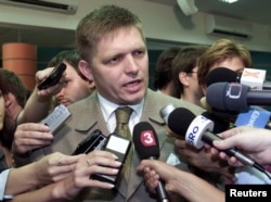 Predsednik stranke Smer Robert Fico razgovara sa novinarima tokom prvih slovačkih izbornih izlaznih anketa u sedištu stranke u Bratislavi, 21. septembra 2002.