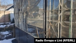 Një dyqan i mbyllur në Leposaviq, Kosovë. Janar 2024.
