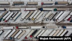 Camioane ucrainene la punctul de trecere a frontierei cu Polonia, de la Korczowa, 5 decembrie 2023.