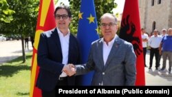 Presidenti i Maqedonisë së Veriut, Stevo Pendarovski (majtas), gjatë takimit në Shqipëri me presidentin shqiptar, Bajram Begaj, më 23 korrik 2023.