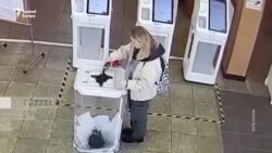 A hírhedt zöld folyadékkal érvénytelenítették a szavazólapokat Oroszország-szerte, a tiltakozók akár öt évet is kaphatnak 