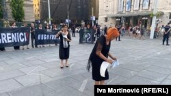 Tokom akcije "Žene u crnom" lepe nalepnice sa porukom "Srebrenica" u centru Beograda, 10. jul 2024.
