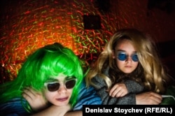 Събиране в апартамента на бабата на приятел на Денислав - „в изолация от света, изискващ твърде много от нас“. Снимката е от 2014 г.