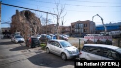 ეკლესიასთან მდებარე სამშენებლო ობიექტი