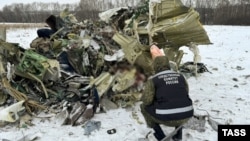 Un anchetator examinează resturile de la locul prăbușirii unui avion Iliușin Il-76, prăbușit în apropierea orașului Belgorod din vestul Rusiei pe 24 ianuarie.