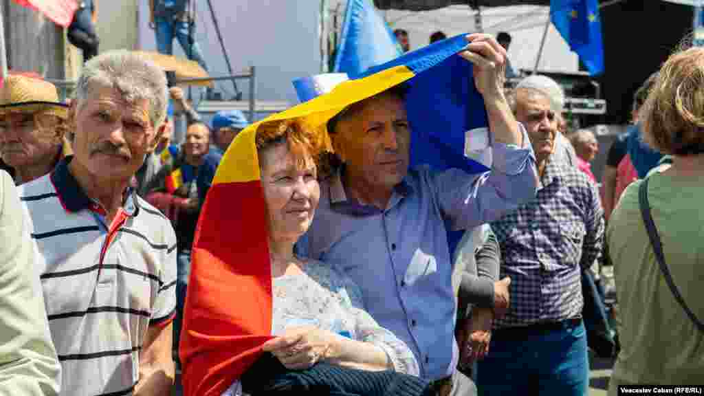 Oamenii au scandat lozinci pro-europene și anti-război