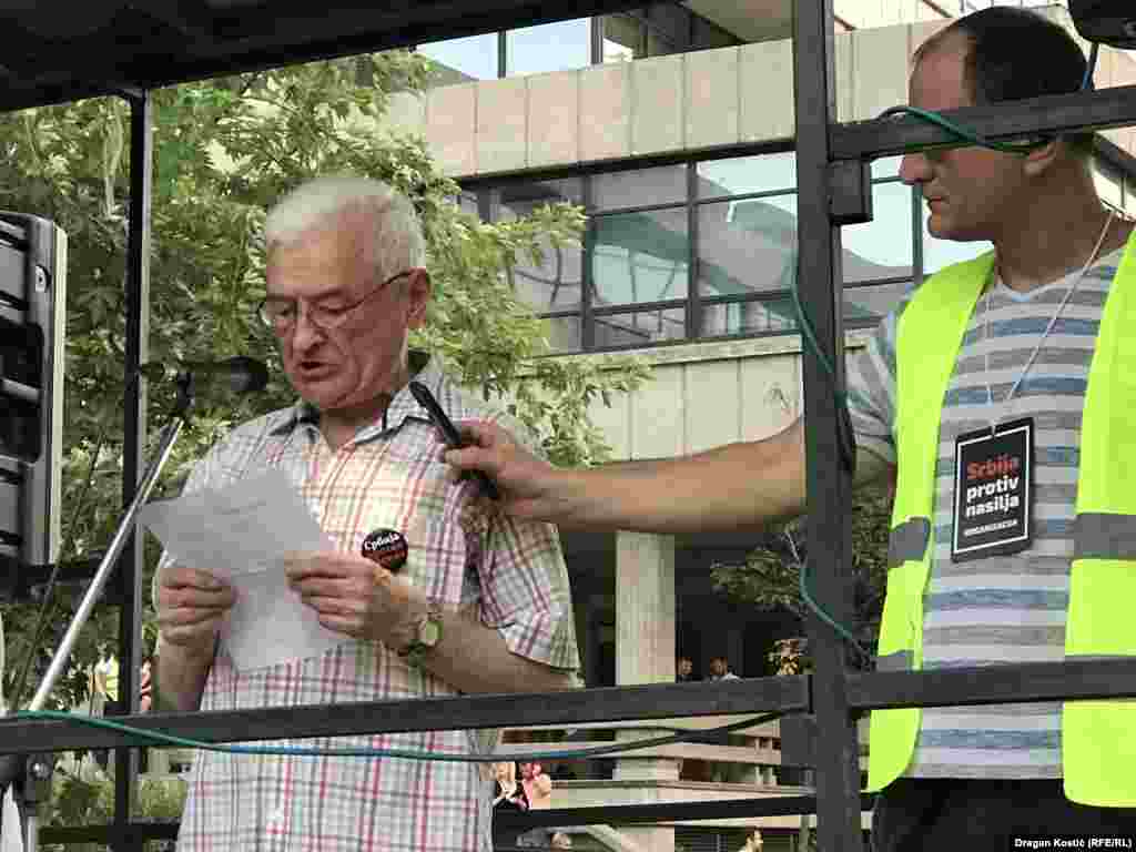 Učesnicima se ispred Palate pravde obratio sudija Vrhovnog suda u penziji Zoran Ivošević. &quot;Od sudija se očekuje da služe vladavini prava, a ne vladavini ljudi na vlasti i da brani istinu od moćnika, a ne moćnike od istine&quot;, rekao je Ivošević.