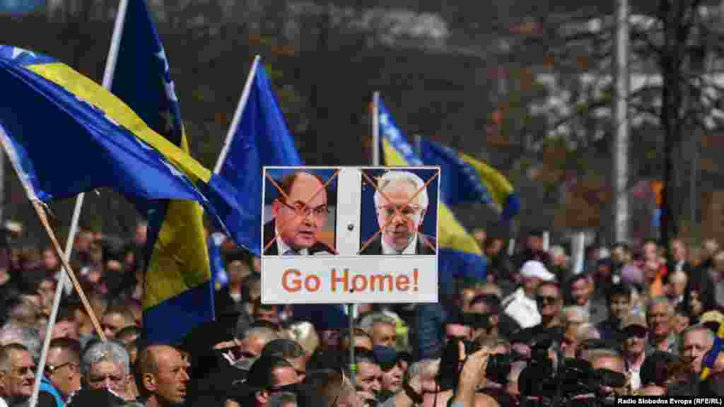 &quot;Idite kući&quot;, natpis je uz fotografije visokog predstavnika u BiH Christana Schmidta i američkog ambasadora u BiH&nbsp;Michaela Murphya.