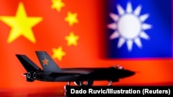 Kineska vojska izvela je letove s 38 borbenih aviona i vojnih letjelica u blizini Tajvana.