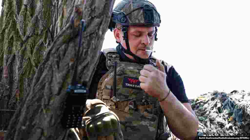 Oleksandr, în vârstă de 33 de ani, lucra ca electrician la centrala nucleară de la Rivne. &bdquo;Nu mai visez la nimic. Am o singură dorință: să încheiem războiul cu o victorie.&rdquo; El adaugă: &bdquo;Voi fi aici până la sfârșit. Când războiul se va termina, ne vom întoarce cu toții acasă&rdquo;.