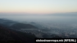 Фотографија од Скопје со магла, смог и загаден воздух.