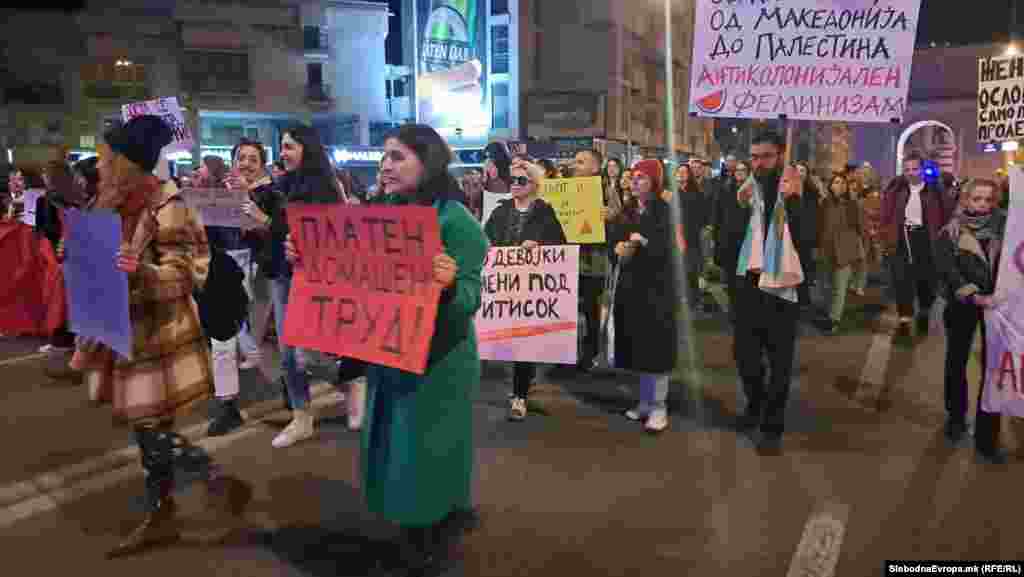 Во период кога се водат интензивни политички, економски и социјални преговори, потсетуваме дека правата на жените не се за преговарање, потенцираа учесниците во маршот.