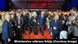 Ministar odbrane Srbije Miloš Vučević (L), poglavar SPC Porfirije i predsednik RS-a Milorad Dodik na svečanoj akademiji povodom neustavnog Dana Republike Srpske u Banjaluci, 8. januar 2024.