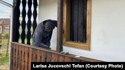 Pe 11 noiembrie, lucrurile au intrat în linie dreaptă. Localnicii au început să văruiască exteriorul locuinței.