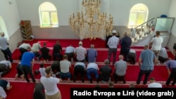 Besimtarë myslimanë duke kryer lutje brenda xhamisë. Korrik 2023.