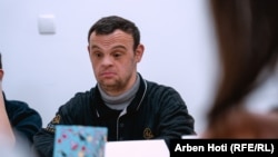 Fatmir Sallah duke punuar kartolina në shoqatën Down Syndrome Kosova në Prizren.