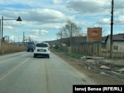 O stradă aproape de intrarea în municipiul Iași. Pe margine se observă noroiul și mizeria.