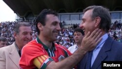 Христо Стоичков посреща бившата холандска футболна звезда Йохан Кройф. Вляво е бившият треньор на България Димитър Пенев.