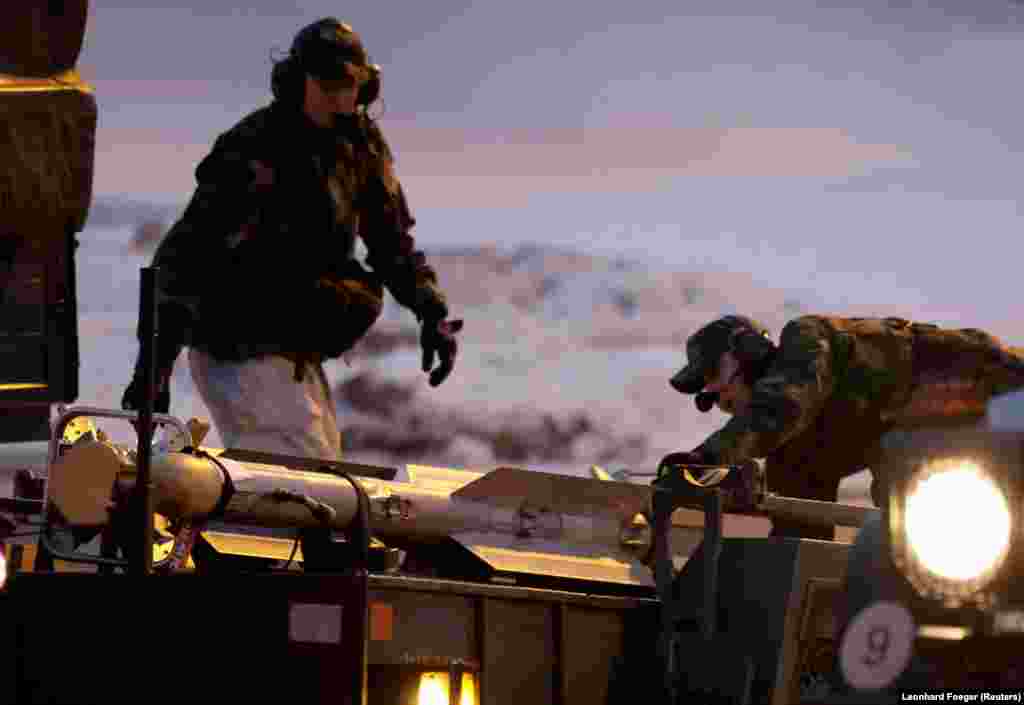 Un echipaj aerian pregătește un avion Gripen pentru decolare la o bază aeriană din nordul Suediei, pe 4 martie. Suedezii s-au opus în mare măsură perspectivei de aderare la NATO până la invazia rusă din Ucraina. Un sondaj realizat în zilele de după invazie a arătat că 41% dintre suedezi erau în favoarea aderării la alianță, în timp ce 35% se opuneau, iar restul respondenților erau nesiguri.