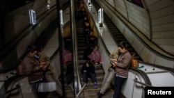 Građani Kijeva potražili su sklonište unutar podzemne željenice uslijed novog vala ruskih napada, 11.aprila 2024.