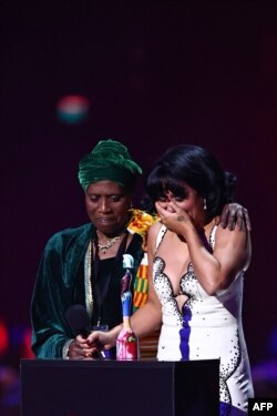 Моментът, в който Рей се качва на сцената заедно с баба си.