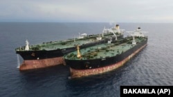Tanker "MT Arman" pod iranskom zastavom i tanker "MT S Tinos" pod kamerunskom zastavom snimljeni tokom ilegalnog prebacivanja nafte kod Indonezije, 11. jul 2023.