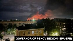 Фотографијат на гувернерот на рускиот регион Псков, Михаил Ведерников на Телеграмскиот канал, покажува чад и светлина од експлозии откако руската војска уништи беспилотни летала во Псков, Русија. 30 август 2023 година.