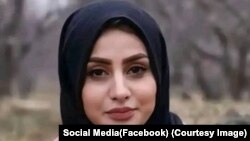 Hora Sadat, 25-vjeçarja afgane që dyshohet se vdiq pasi u helmua. 