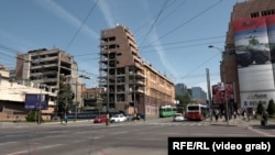 A NATO-bombázás során, 1999-ben lerombolt egykori szerb vezérkari épület Belgrádban 2024. május 16-án