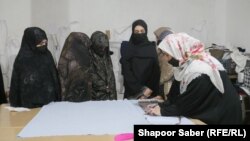 بانوان شامل در این کارگاه آموزشی می گویند که نه تنها مهارت خیاطی می آموزند بلکه از تشویق های روانی نیز دور می شوند