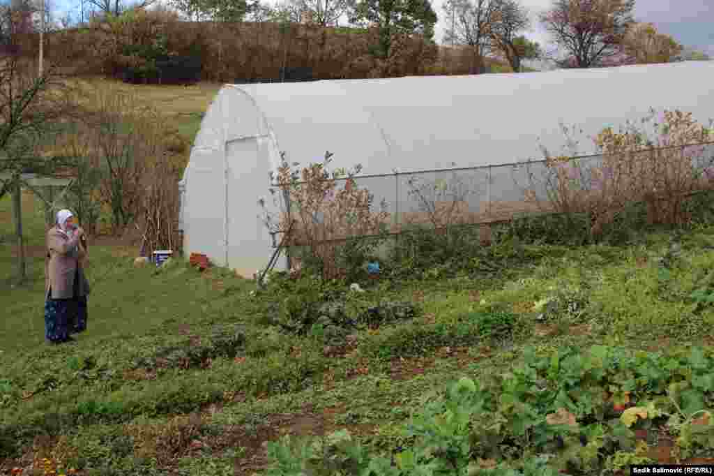 Nura i Refija su pored kuća imale plastenik gdje u uzgajale povrće.