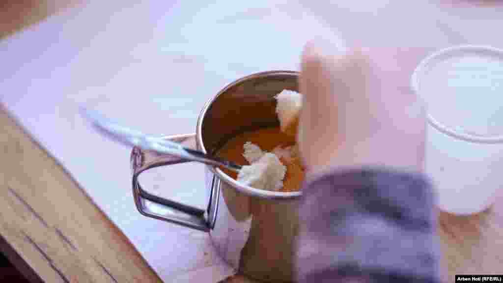 Një fëmijë duke konsumuar ushqim në një çerdhe në Prishtinë. Prindërit me të cilët ka biseduar Radio Evropa e Lirë janë shprehur të kënaqur me vaktet ushqimore që u ofrohen fëmijëve të tyre në institucionet parashkollore.&nbsp;