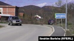 Znak koji označava ulaz u selo Žitkovac u Zvečanu, na srpskom jeziku, sa ćiriličnim pismom, mart 2024.