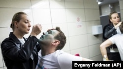 იულია ნავალნაია თვალის წვეთებს აწვეთებს მეუღლეს მას შემდეგ, რაც ალექსეი ნავალნის სახეში სადეზინფექციო საშუალება ("ბრილიანტის მწვანე") შეასხეს და თვალი დაუზიანეს. 2017 წლის აპრილი. ევგენი ფელდმანის (AP) ფოტო