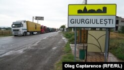 Cel puțin câteva zeci de camioane trec zilnic prin satul Giurgiulești din sudul Moldovei, spre și dinspre portul aflat la granița cu România și Ucraina.